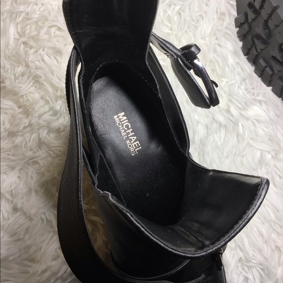 Michael Kors Corey Cut-Out Buckle Ankle Boot In Grained Leather Size 7 - Picture 16 of 16